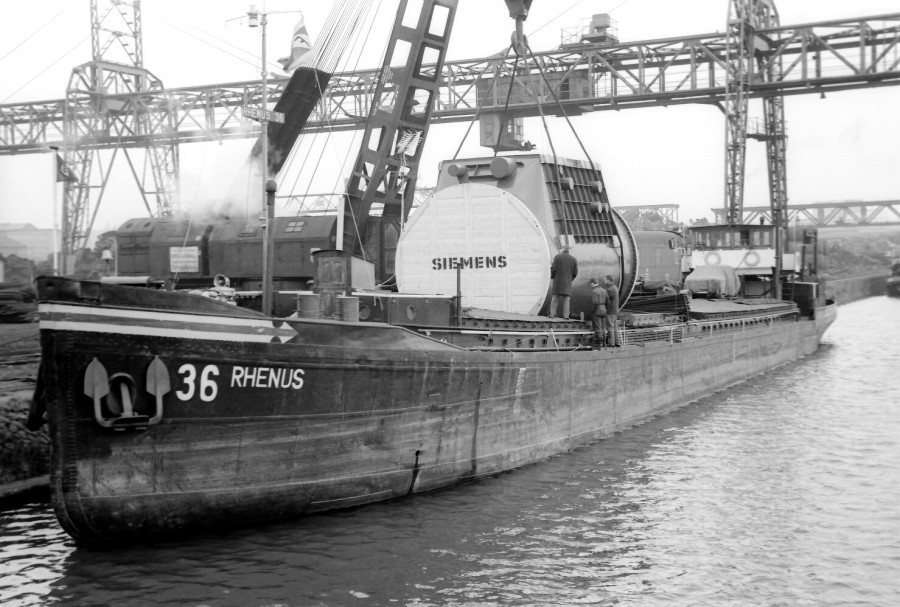 Schon vor 50 Jahren waren der Rhein-Ruhr-Hafen und die Schleuse Raffelberg für die Firma Siemens das Tor zur Welt: 1968 Verladung eines Siemens-Konverters - Stadtarchiv