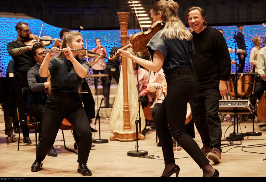 Die Baltic Sea Philharmonic mit Nutcracker Reimagined 2022 in der Elpphilharmonie. Alle Musikerinnen spielen frei aus dem Gedächtnis. Am 12.11.23 gastieren sie in der Stadthalle Mülheim. -  Bernd Possardt