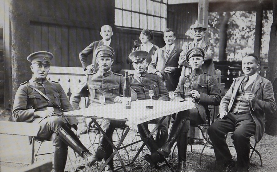 Vier uniformierte Beamte der Schutzpolizei aus dem Ruhrgebiet im oberschlesischen Exil, 1923/1924. (Quelle: Privatarchiv Frank Kawelovski) - Privatarchiv Frank Kawelovski