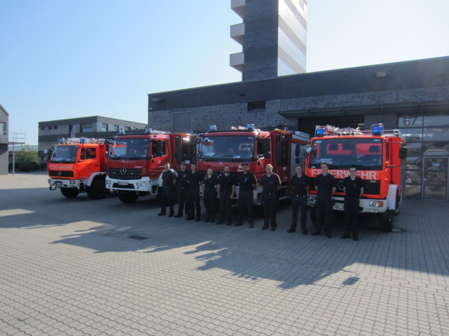 Die Feuerwehr wässert aufgrund der anhaltenden Hitze rund 700 Bäume im Stadtgebiet - jetzt sogar mit vier Fahrzeugen unterwegs - Thomas Herber / Berufsfeuerwehr Mülheim an der Ruhr