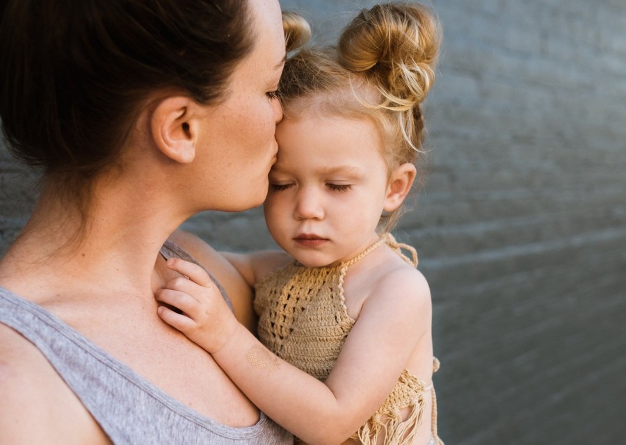 Mutter küsst Tochter auf die Stirn. Familienzentrum Karlchen bietet einen Elternabend, Thema: Wohlfühlabend für Mütter - Bild von StockSnap auf Pixabay