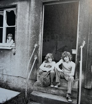 Jugendliche im Obdachlosen-Asyl an der Alexanderstraße (ohne Datumsangabe). - Krapp, Franz Rolf (1983): Vom Wiederaufbau und Wachstum einer Stadt. Mülheim an der Ruhr nach 1945