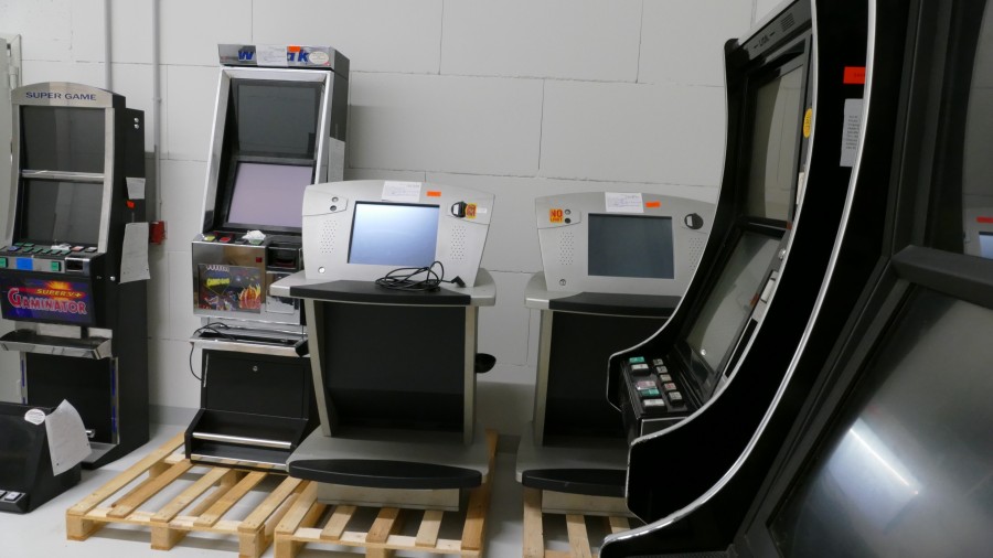 Foto zeigt mehrere beschlagnahmte Geldspielautomaten. - PP Essen
