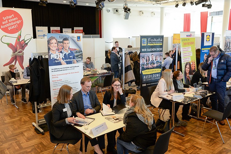 Auszubildende. Azubi-Speed-Dating 2018  Zeig Dein Talent. Azubi-Speed-Dating der Sozialagentur Jobcenter Mülheim an der Ruhr in Kooperation mit der Agentur für Arbeit. Stadthalle. 22.02.2018 Foto: Walter Schernstein - Walter Schernstein