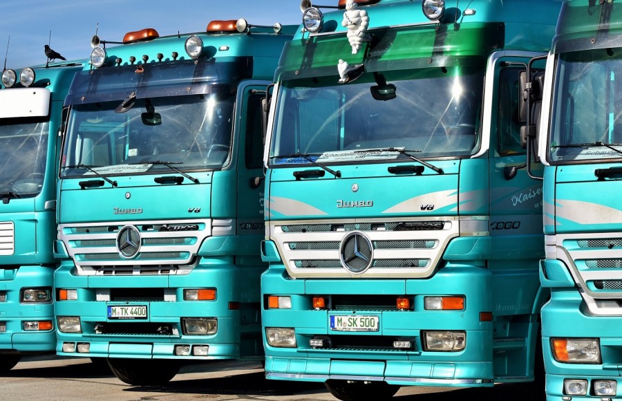 Mehrere Lastkraftwagen in einer Reihe. Infos zu Verlängerungen von Fahrerlaubnissen für Bus, Lkw und zur Fahrgastbeförderung. - Pixabay