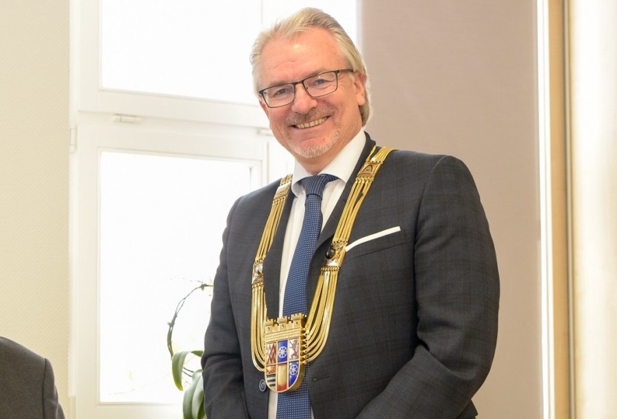 Bildausschnitt, Oberbürgermeister Marc Buchholz trägt goldene Amtskette. - Walter Schernstein
