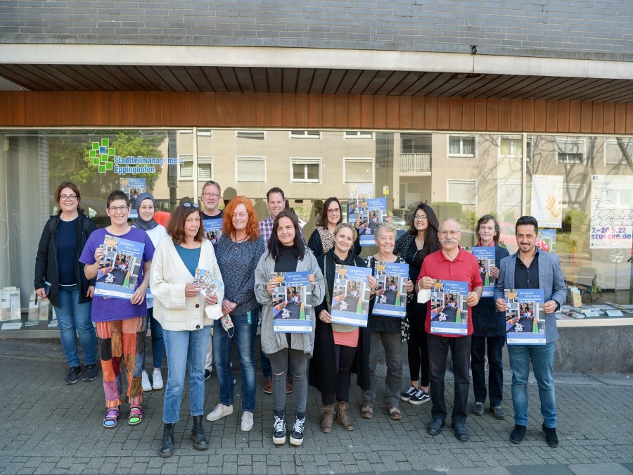 Einige der Aktiv-Partnerinnen präsentieren vor dem Stadtteilbüro Eppinghofen die Printprodukte der Werkstattwoche 2022. - Walter Schernstein