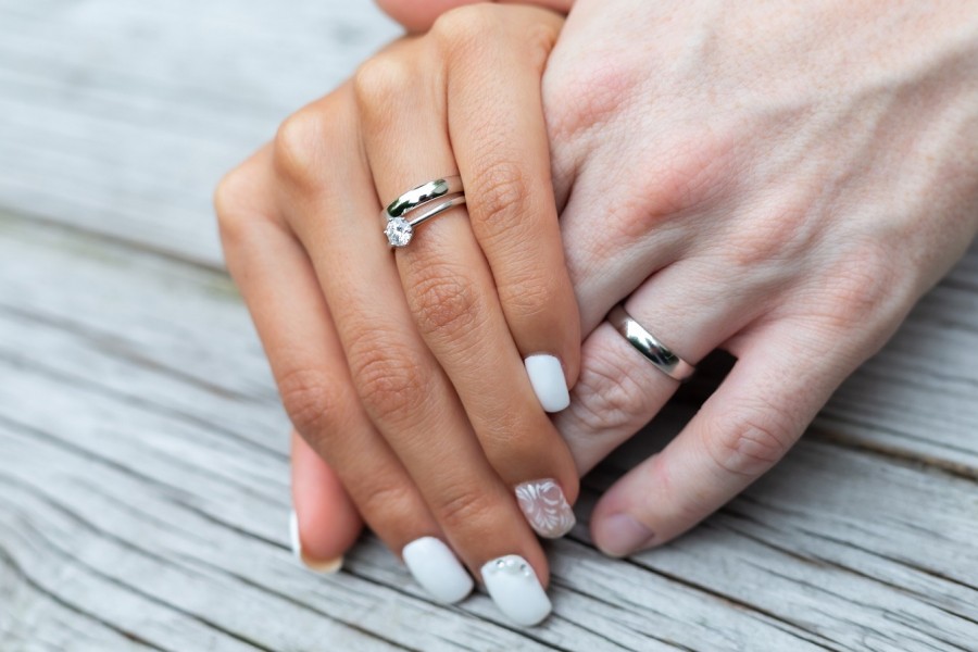 Hände eines Traupaares, Trauringe, Eheringe, Hochzeit, Trauung, Heirat, Lebenspartnerschaft - Bild von Marcus Trapp auf Pixabay