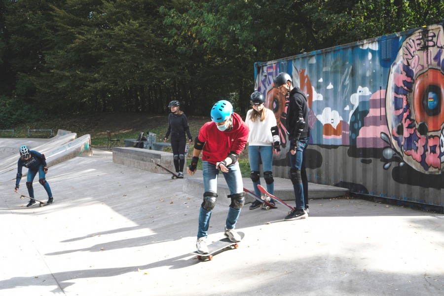 Das Bild zeigt Teilnehmende des Skateboardkurses von der Luisenschule. - TrendSport Mülheim