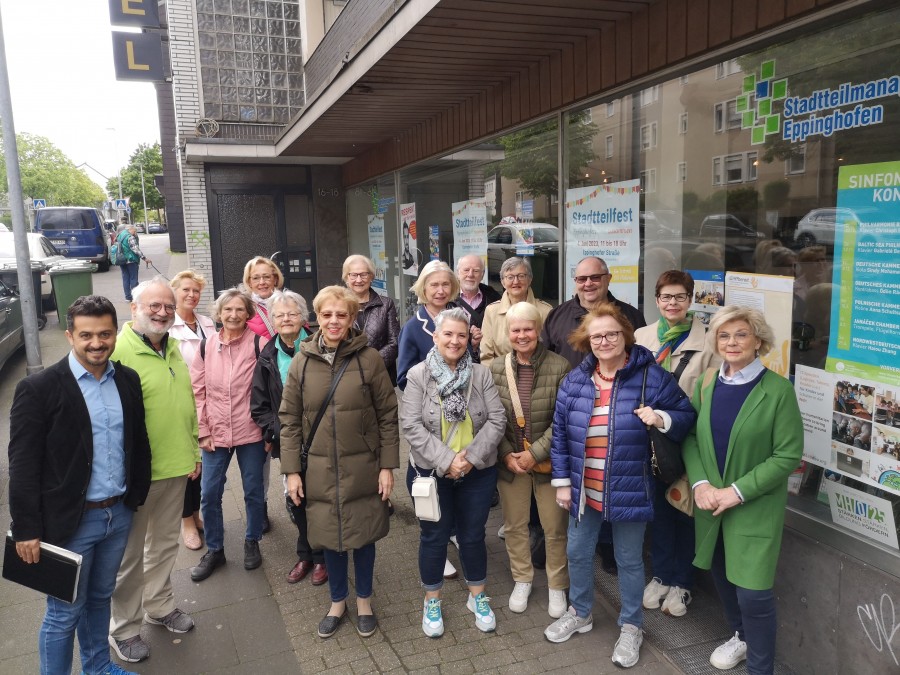 Teilnehmerinnen des Kurses Aktiv sein im Alter der Volkshochschule Mülheim besuchten das Stadtteilmanagement Eppinghofen. - Cemal Sari