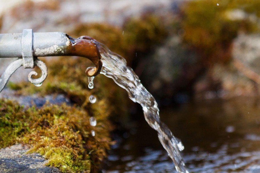 Brunnen mit fließendem Wasser..  - Pixabay