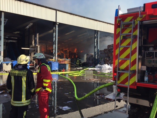Brand in Papierlager auf der Ruhrorter Straße - Einsatzkräfte der Feuerwehr sind vor Ort - Thorsten Drewes