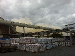 In der Fabrik war am frühen Morgen ein Lager mit dreißigtausend Tonnen Rohstoffen und Fertigprodukten in Brand geraten.  