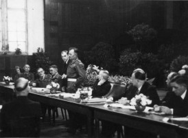 Ratssitzung am 4. November 1946: Stadtverordnete und Vertreter der Militärregierung (links vorne vermutlich Valentin Tomberg von hinten)