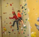 Klettern macht Spaß und schult darüber hinaus die Sinne: Familiennetzwerk und Alpenverein verleihen Kletterdiplome