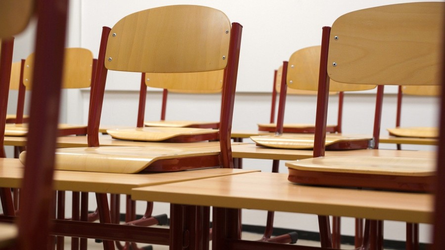 Leeres Klassenzimmer mit auf den Tischen hochgestellten Stühlen. Symbol für Schulferien. - Bild von Taken auf Pixabay