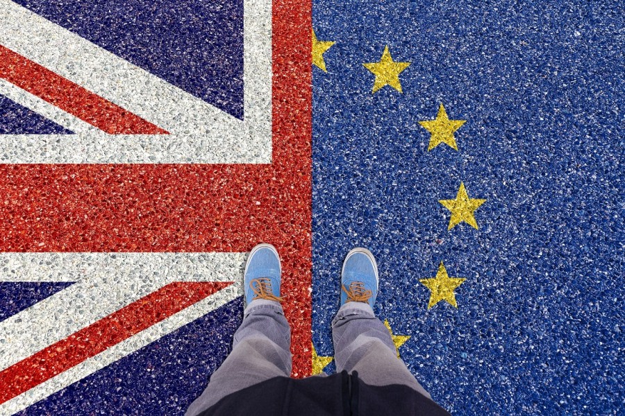 Person steht zwischen der Englischen und Europäischen Fahne. Symbol zum Brexit. - Pixabay