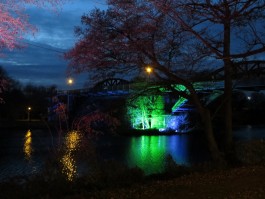 Winterleuchten an der Ruhrpromenade: Die Bäume am Ruhrufer und die historische Eisenbahnbrücke werden mit farbigem Licht in Szene gesetzt.