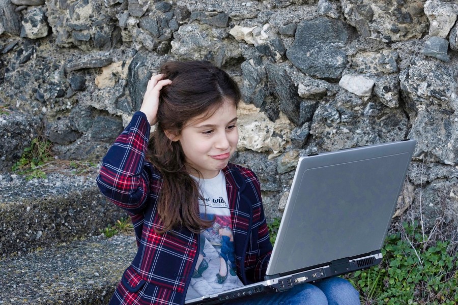 Junges Mädchen am Laptop. Elektronische Medien aktiv und kreativ zur Gestaltung von Sprachanlässen einsetzen. - Pixabay