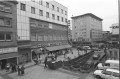 Das Woolworth-Gebäude (links) im Jahre 1988 mit Blick auf die damalige Garagenausfahrt auf der Schloßstraße - Quelle/Autor: Medienkompetenzzentrum