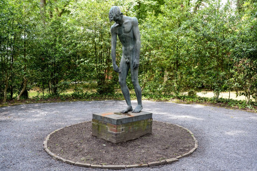 Plastik des Mülheimer Künstlers Hermann Lickfeld auf dem Ehrenfriedhof - Walter Schernstein
