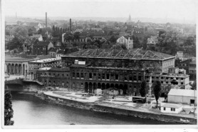 Die beim großen Bombenangriff am 22./23. Juni 1943 zerstörte Stadthalle
