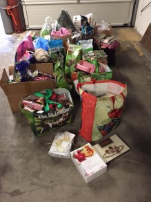 Gefüllte Taschen und Kartons. Ergebnis der Sammelaktion von Familie Häcker im Dezember 2016