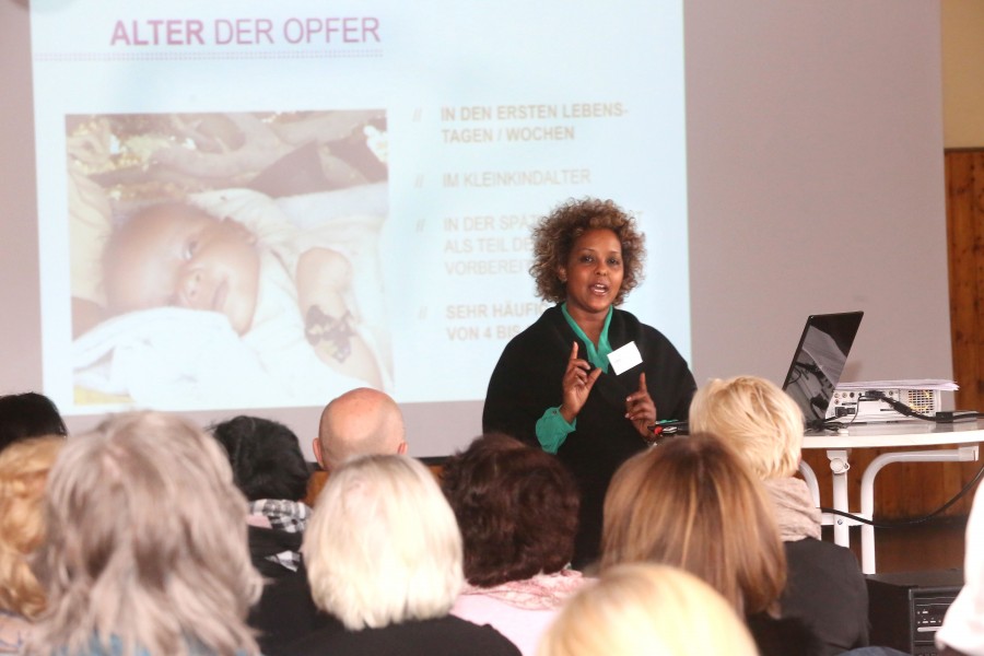 Jawahir Cumar, Gründerin von Stop Mutilation e.V., hält einen Vortrag zum Thema. Weibliche Genitalbeschnedung in Deutschland?