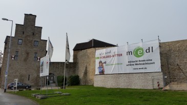 Die medl GmbH als großer Mülheimer Energieversorger unter-stützt mit der Anmietung eines Schloss-Retter-Werbebanners vor der Ringmauer die dringend benötigte Sanierung des äl-testen Mülheimer Wahrzeichens. 