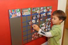 Junge spielt mit der Magnetwand in der Kita Menschenskinder. Teilnahme am EEC-Projekt.