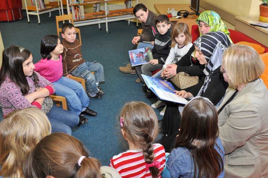 Zweisprachiges Kinderprogramm in der Stadtteilbibliothek Styrum. Für Kinder ab 6 Jahren gibt es ein neues Angebot.