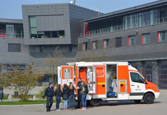 Am 23. April 2015 fand bereits zum zehnten Mal der Girls Day bei der Feuerwehr Mülheim statt. Die 23 teilnehmenden Mädchen konnten dabei Einblicke in deren Arbeit nehmen - Hier vor einem Rettungswagen
