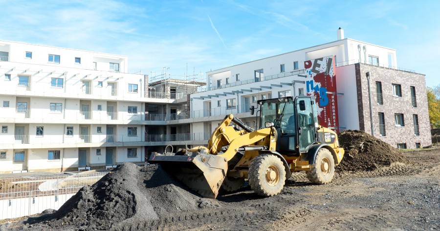 Bagger vor der Baustelle - Bauarbeiten der Gartenhöfe in Saarn schreiten voran - Andreas Köhring für MWB