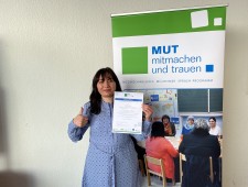 Frau S.Ali erhält ihr MUT-Digital Zertifikat.

 - Quelle/Autor: Koordinierungsstelle  MUT und Opstapje - Haccan&#305;m &#350;akar-Ak