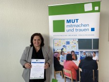 Frau H.Genc erhält ihr MUT-Digital Zertifikat.
 - Quelle/Autor: Koordinierungsstelle  MUT und Opstapje - Haccan&#305;m &#350;akar-Ak