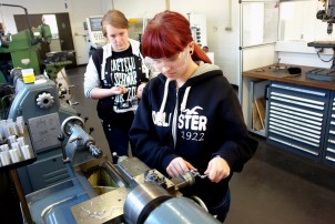 Auch im MPI für Kohlenforschung konnten die Teilnehmerinnen des Girls'Day werkeln, wie hier in der Feinmechanik.