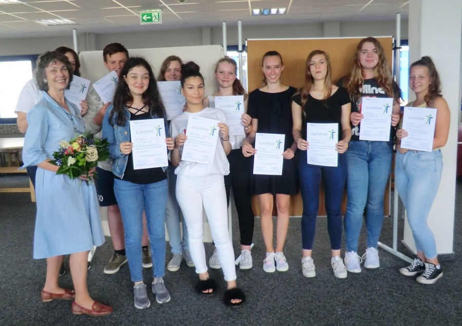 Neuntklässlerinnen und -klässler der Gustav-Heinemann-Gesamtschule erhielten Zertifikate vom CBE über ihren ehrenamtlichen Einsatz im vergangenen Schuljahr - CBE