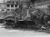 Trotz fehlender Arbeitskraft und technischer Ausrüstung versuchte man bereits 1945, den Trümmerschutt, wie hier am Kirchhügel in der Bachstraße, zu beseitigen - mit sehr geringem Erfolg. - Quelle/Autor: Stadtarchiv