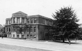 Das Schulgebäude der Oberrealschule (Städtisches Gymnasium)