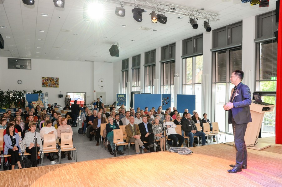 1. Mülheimer Demokratiekonferenz. Moderator Serge Embacher. Willy-Brandt-Schule. 01.10.2018 Foto: Walter Schernstein - Walter Schernstein