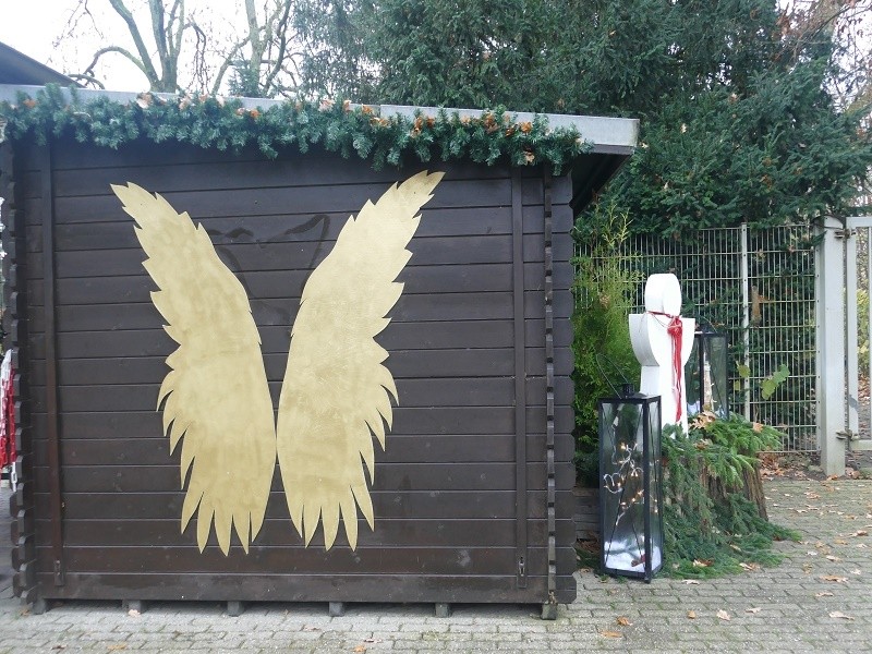Archepark wieder weihnachtlich geschmückt: Goldene Engelsflügel bilden eine ideale Kulisse für weihnachtliche Fotogrüße - Dieter Klein