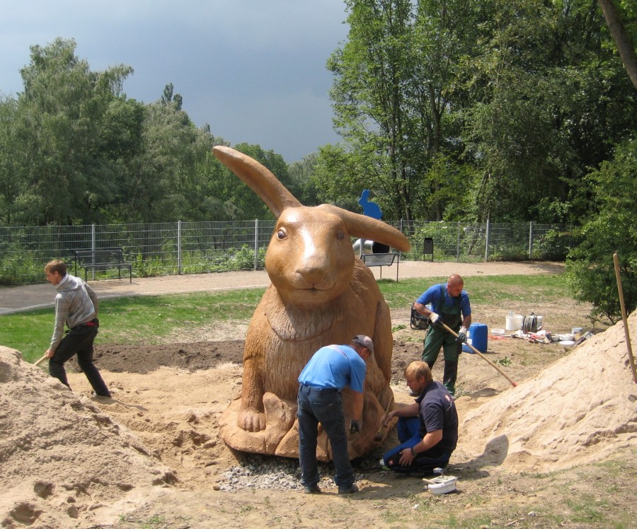 Spielgerät (riesiger Hase) wird auf dem Spielplatz Hasenheimat an der Steinkuhle Hasenbergtal eingebaut.
