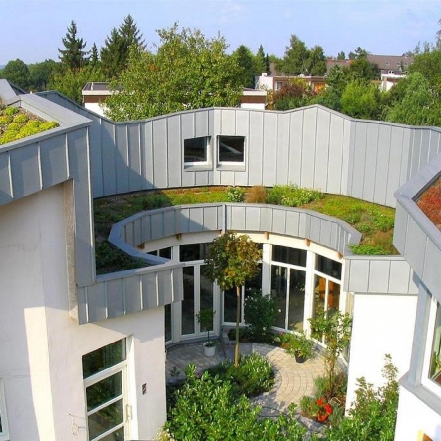 Das Foto zeigt ein begrüntes Wohngebäude. - Richard Dachbau GmbH