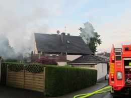 Am frühen Morgen des 30. Mai gegen 4:30 Uhr wurde der Berufsfeuerwehr von aufmerksamen Nachbarn ein Brand im Erdgeschoss eines Einfamilienhauses auf dem Röttges Hof gemeldet. 