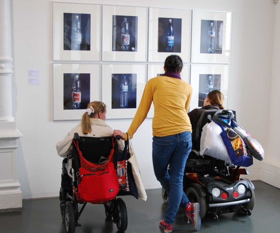 Eingliederungshilfe für behinderte Menschen ermöglicht die Teilhabe in der Gemeinschaft, wie beispielsweise Besuche von Kunstausstellungen.