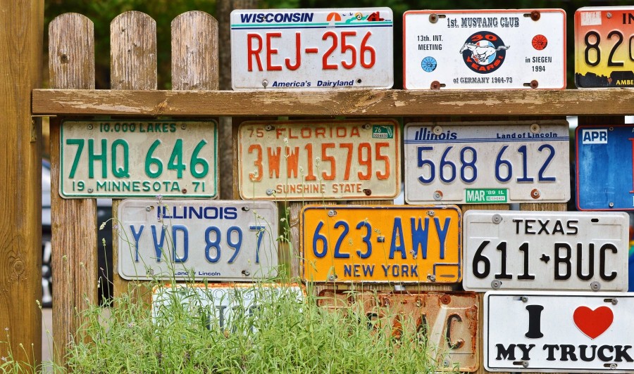 Sammlung von Nummernschildern und Kennzeichen. Infos rund um Fahrzeug-Zulassungen. - Pixabay