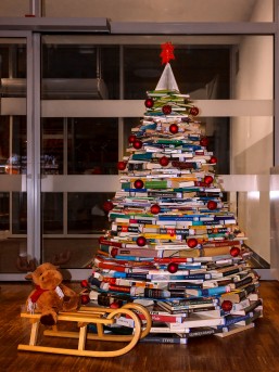 Der Weihnachtsbaum als Bücherbaum in der Stadtbibliothek im MedienHaus - Claudia vom Felde