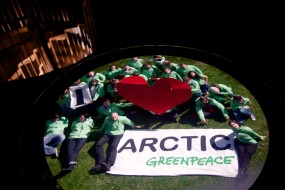 Arktisschutz geht alle an: Ein Grund auch für Greenpeace Mülheim-Oberhausen, mit einer besonderen Aktion an der Camera Obscura dieses Anliegen zu verdeutlichen