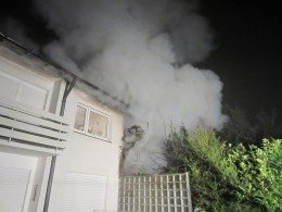 Dichter Rauch steigt aus dem Gebäude. Gebäudebrand ausgelöst durch ein Adventsgesteck -2 Etagen zerstört-