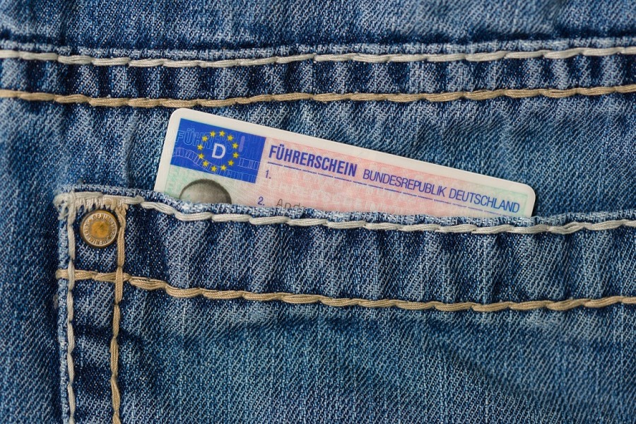Führerschein, der aus einer Jeans-Hosentasche rausschaut. Fahrerlaubnis, Bürgerservice, Kfz, - Pixabay